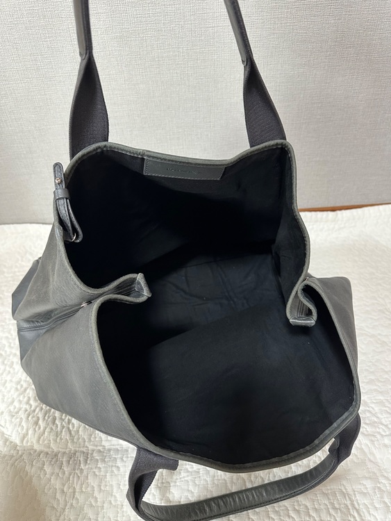 バレンシアガ ネイビーカバス Mサイズ（ブランドバッグ）の商品画像 - 査定依頼日：2025年12月2日 - 最高査定価格：25,000円