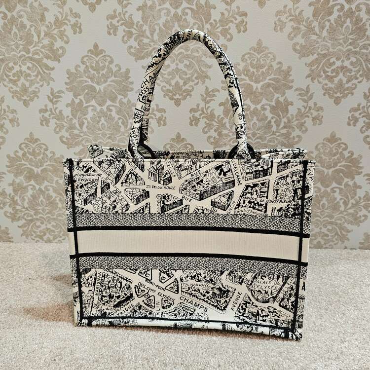 ディオール　ブックトート（ブランドバッグ）の商品画像 - 査定依頼日：2023年12月30日