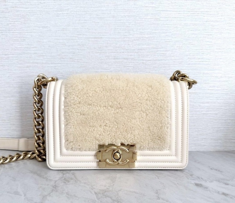 ボーイシャネル ボア スモール ハンドバッグ（ブランドバッグ）の商品画像 - 査定依頼日：2026年1月29日 - 最高査定価格：300,000円