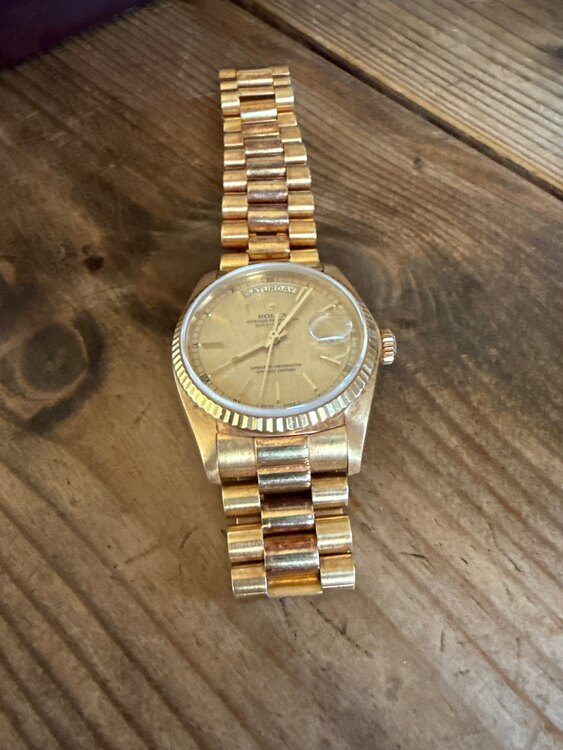 ロレックス パーペチュアルデイト （高級時計）の商品画像 - 査定依頼日：2025年3月25日 - 最高査定価格：2,400,000円