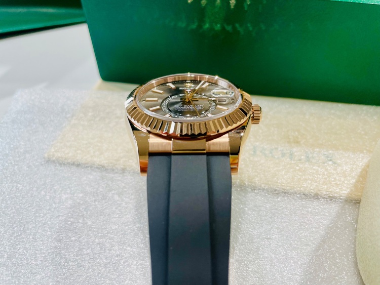 ロレックス スカイドゥエラー 336235（高級時計）の商品画像 - 査定依頼日：2025年6月23日 - 最高査定価格：6,200,000円