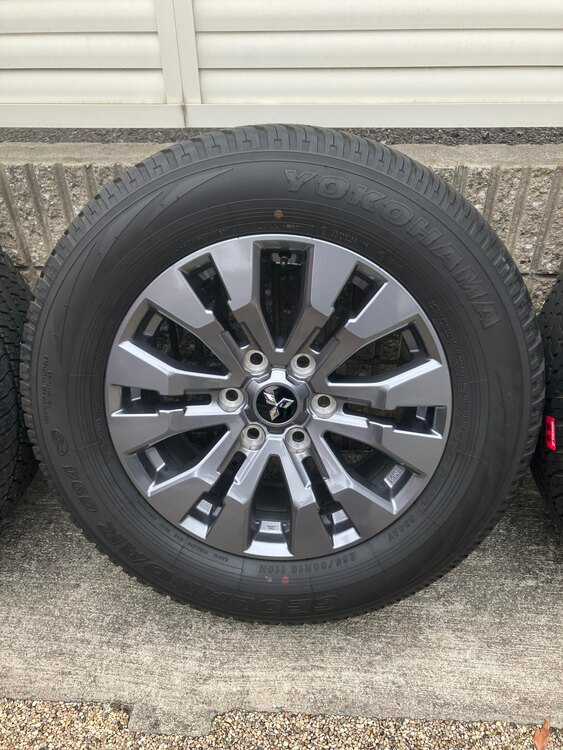 三菱トライトン　GLS純正ホイール・タイヤ(純正ナット付き)（カー用品）の商品画像 - 査定依頼日：2025年4月19日 - 最高査定価格：15,000円