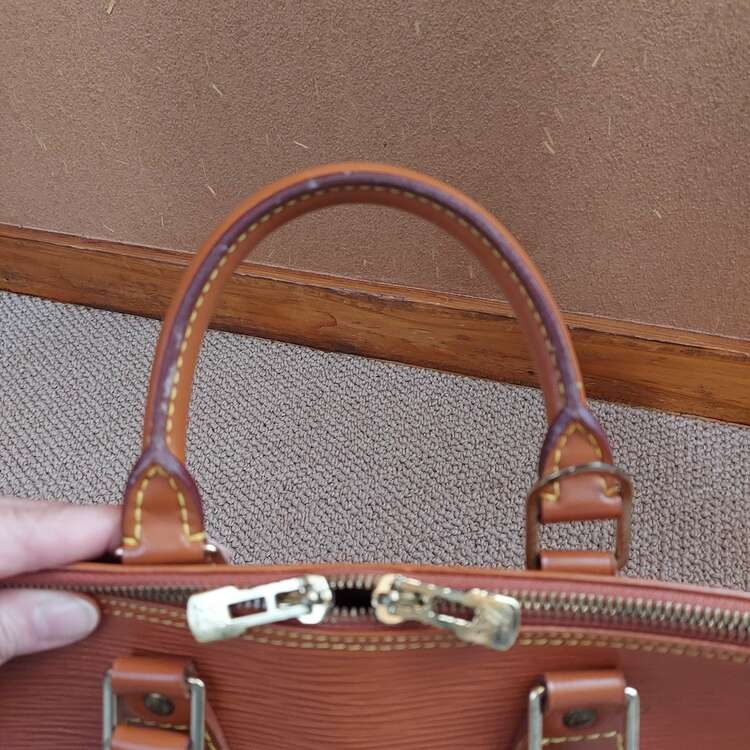 ルイヴィトン エピ （ブランドバッグ）の商品画像 - 査定依頼日：2025年2月12日 - 最高査定価格：15,000円