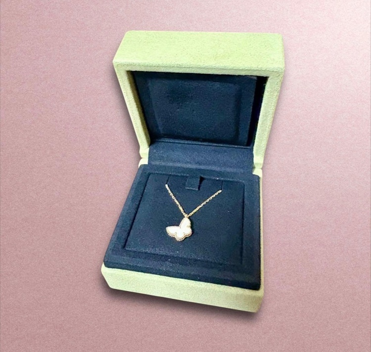 スウィート パピヨン ペンダント（宝石）の商品画像 - 査定依頼日：2025年12月30日 - 最高査定価格：220,000円