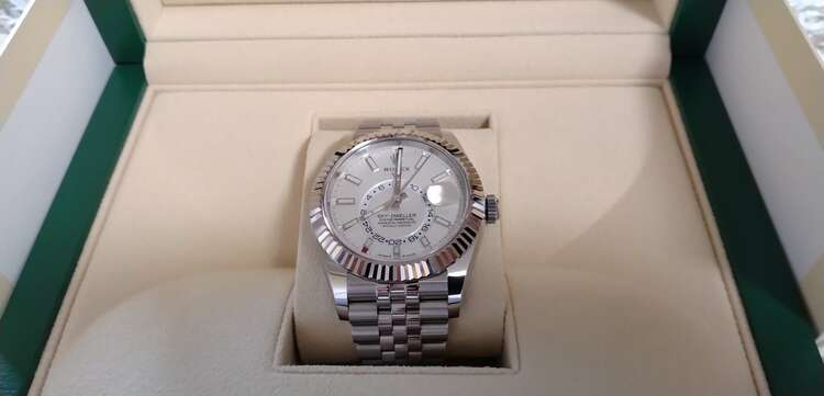 ロレックス スカイドゥエラー （高級時計）の商品画像 - 査定依頼日：2025年4月27日 - 最高査定価格：2,950,000円