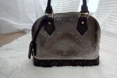ルイ・ヴィトン モノグラム・ヴェルニ アルマBB シャンパーニュメタリゼグレー（ブランドバッグ）の商品画像 - 査定依頼日：2026年9月11日 - 最高査定価格：200,000円