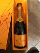 シャンパン ヴーヴ・クリコ （お酒）の商品画像 - 査定依頼日：2024年1月8日 - 最高査定価格：4,000円