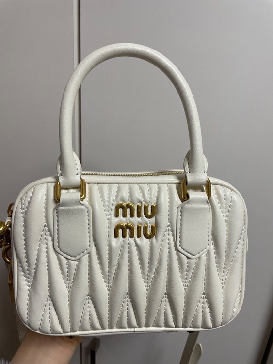 ミュウミュウ  （ブランドバッグ）の商品画像 - 査定依頼日：2026年2月24日 - 最高査定価格：130,000円