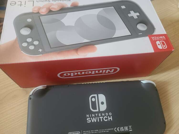 Switchライトグレー（ゲーム機本体・ゲームソフト）の商品画像 - 査定依頼日：2025年4月30日 - 最高査定価格：9,000円