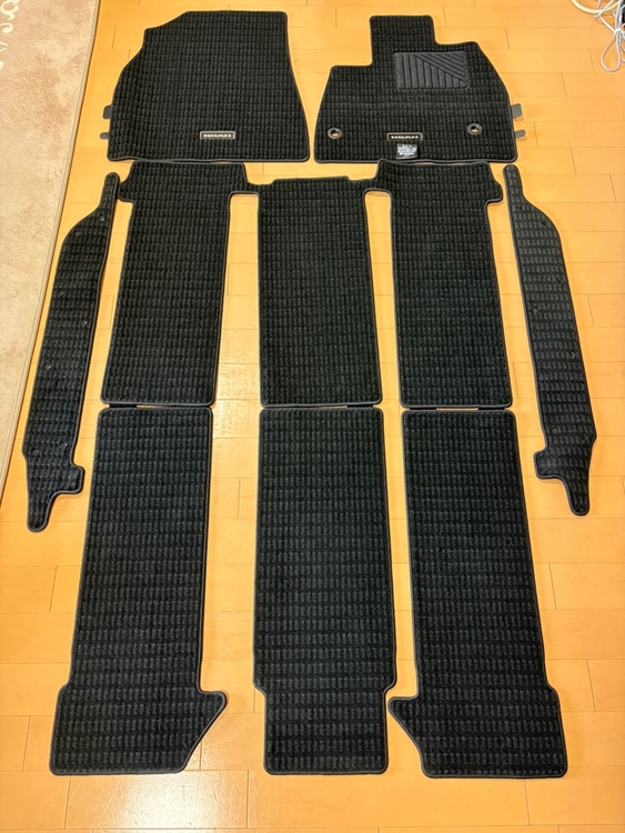 ノア7人乗りハイブリッド車用　フロアマット（カー用品）の商品画像 - 査定依頼日：2026年6月21日 - 最高査定価格：3,000円