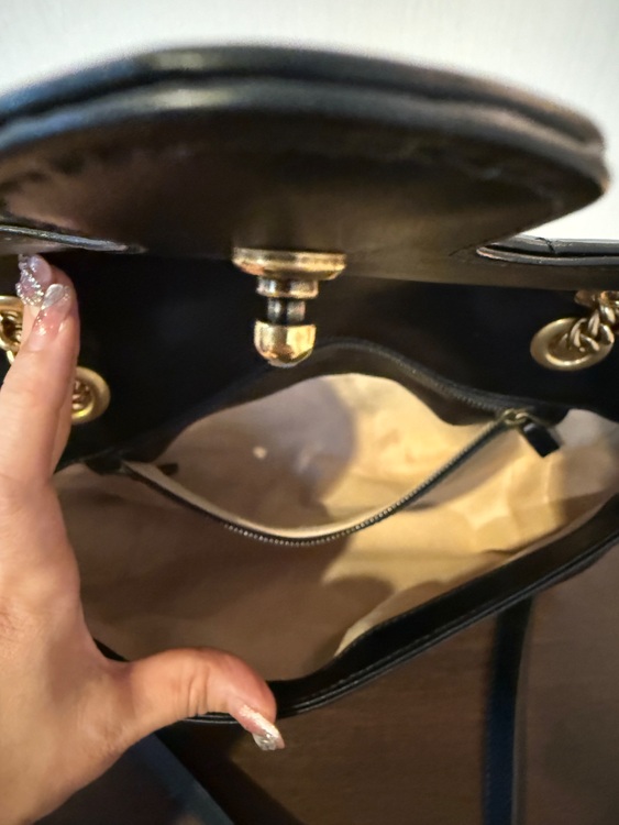 GUCCI GGマーモント ミディアム ショルダーバッグ（マトラッセレザー／ブラ（ブランドバッグ）の商品画像 - 査定依頼日：2025年10月7日 - 最高査定価格：160,000円