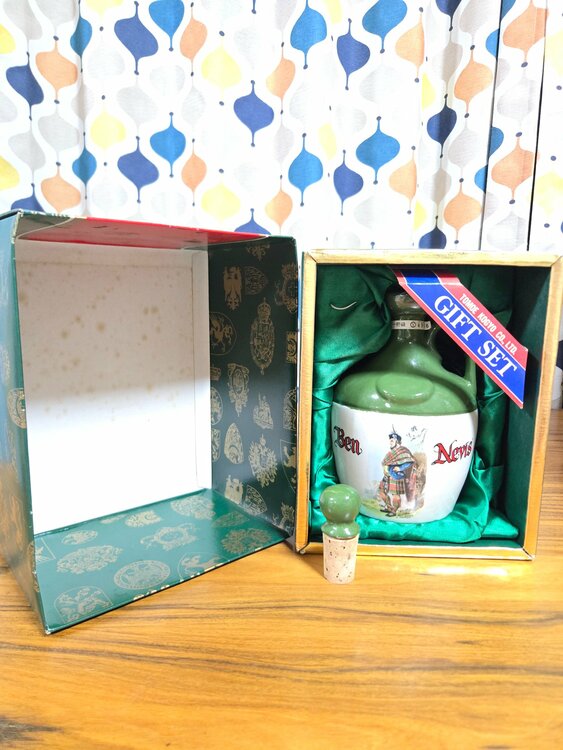 ベンネヴィス特級陶器デキャンタ 箱・冊子完備（お酒）の商品画像 - 査定依頼日：2026年8月13日 - 最高査定価格：3,000円