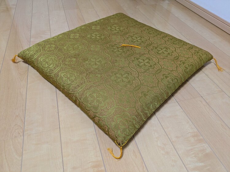 座布団（家具・寝具）の商品画像 - 査定依頼日：2026年1月1日 - 最高査定価格：3,000円