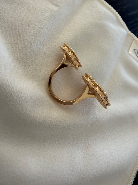 ヴァンクリーフ　アントレレドアリング　マラカイト（金・貴金属）の商品画像 - 査定依頼日：2025年12月13日 - 最高査定価格：700,000円