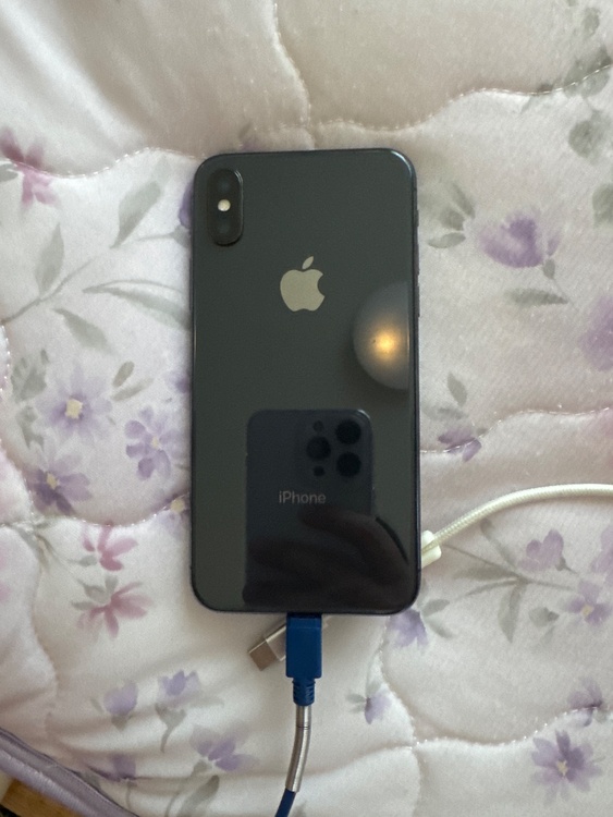 iPhone iPhoneX 64GB au（スマホ）の商品画像 - 査定依頼日：2026年8月25日 - 最高査定価格：5,500円