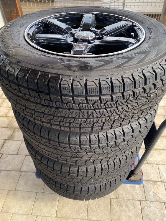 リフトアップしたヤリスクロスで使用のアルミ+スタッドレスタイヤ（カー用品）の商品画像 - 査定依頼日：2026年2月14日 - 最高査定価格：10,000円