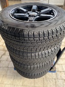 リフトアップしたヤリスクロスで使用のアルミ+スタッドレスタイヤ（カー用品）の商品画像 - 査定依頼日：2026年2月14日 - 最高査定価格：10,000円