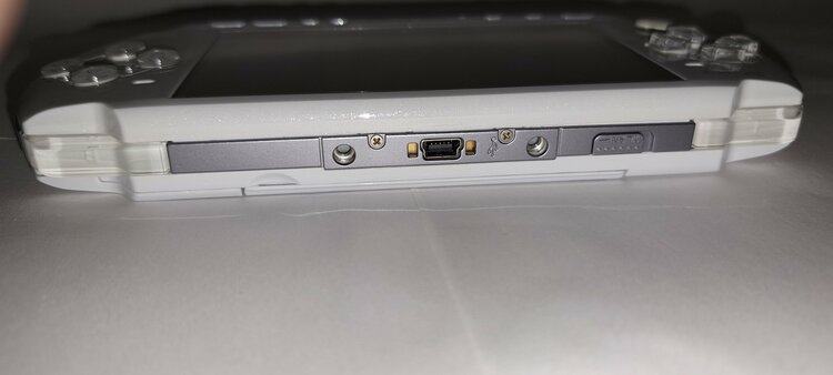 Playstation Portable PSP-3000 パールホワイト（ゲーム機本体・ゲームソフト）の商品画像 - 査定依頼日：2026年7月15日 - 最高査定価格：4,000円