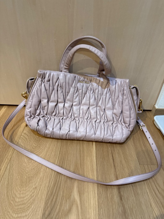 ミュウミュウ  （ブランドバッグ）の商品画像 - 査定依頼日：2025年6月25日 - 最高査定価格：25,000円