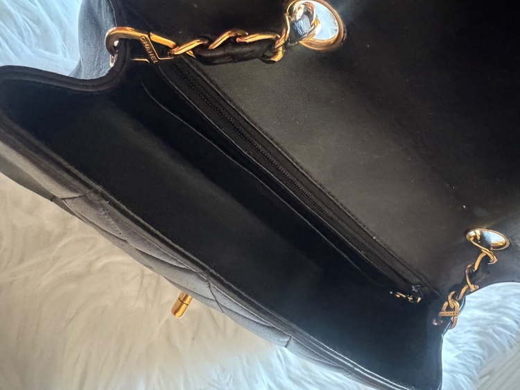 CHANEL ダイアナフラップ　黒　2番台（ブランドバッグ）の商品画像 - 査定依頼日：2026年10月7日 - 最高査定価格：400,000円
