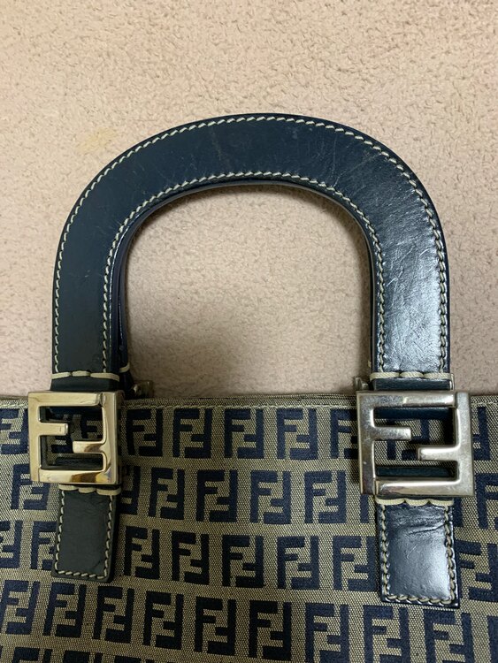 フェンディ  （ブランドバッグ）の商品画像 - 査定依頼日：2025年1月7日 - 最高査定価格：15,000円