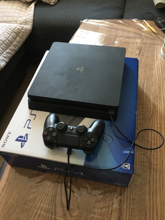 プレステ4（ゲーム機本体・ゲームソフト）の商品画像 - 査定依頼日：2021年3月15日 - 最高査定価格：13,000円