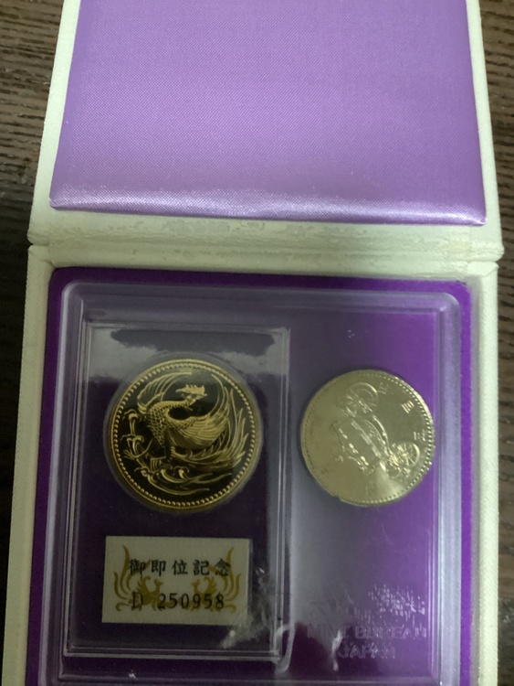 天皇陛下即位記念10万円金貨と五百円白銅貨（金・貴金属）の商品画像 - 査定依頼日：2026年2月9日 - 最高査定価格：810,000円
