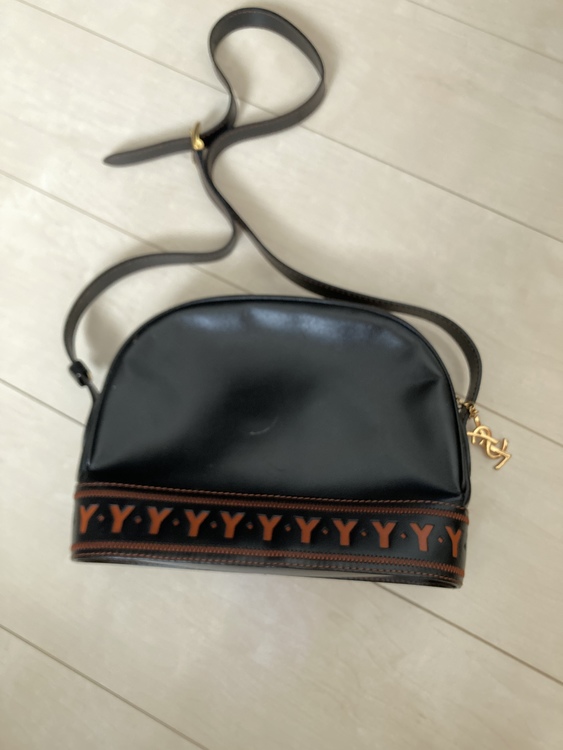 Yカットアウト　ショルダー（ブランドバッグ）の商品画像 - 査定依頼日：2022年4月19日 - 最高査定価格：30,000円