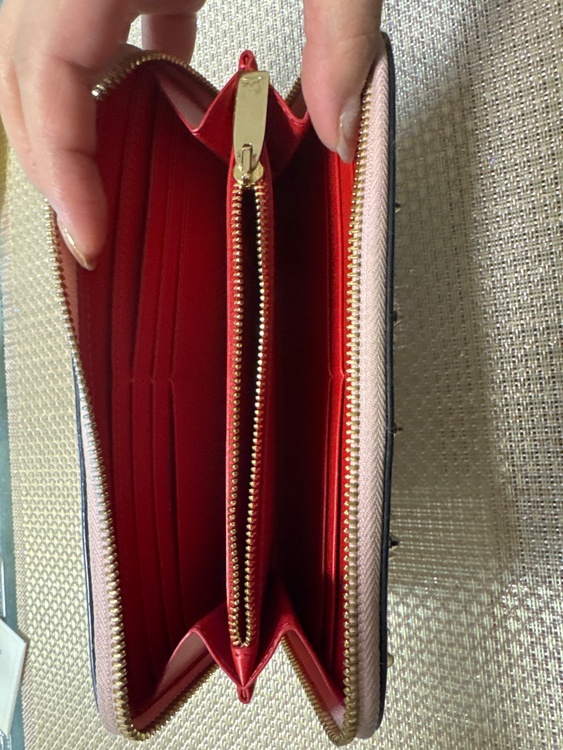 ルブタン　財布（ブランド財布・小物）の商品画像 - 査定依頼日：2025年12月9日 - 最高査定価格：10,000円