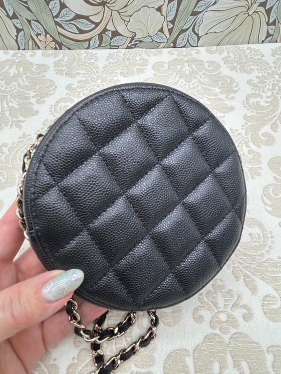 ラウンド型キャビアスキンチェーンショルダー（ブランドバッグ）の商品画像 - 査定依頼日：2026年2月20日 - 最高査定価格：220,000円