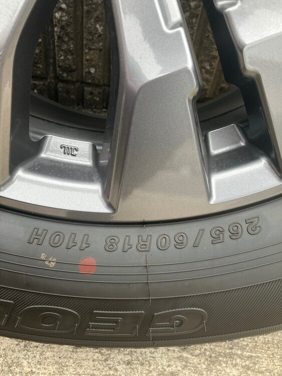 三菱トライトン　GLS純正ホイール・タイヤ(純正ナット付き)（カー用品）の商品画像 - 査定依頼日：2025年4月19日 - 最高査定価格：15,000円