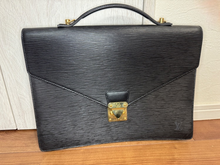 LOUIS VUITTON ビジネスバッグ ビジネスバッグ エピ ポルトドキュマ（ブランドバッグ）の商品画像 - 査定依頼日：2025年12月1日 - 最高査定価格：50,000円