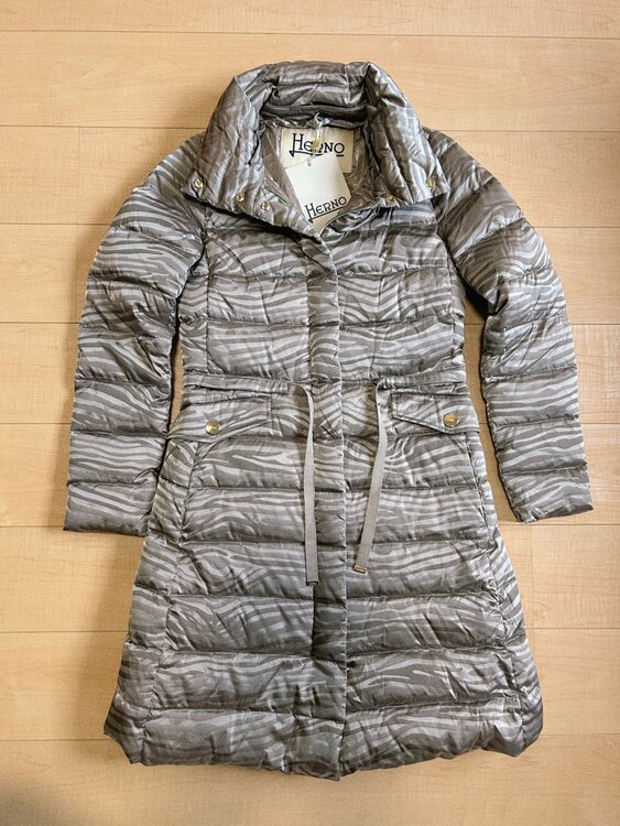 【新品】HERNO　ヘルノ　ダウンコート　ゼブラ柄　タグ付　42（古着・ファッション）の商品画像 - 査定依頼日：2026年2月3日 - 最高査定価格：40,000円