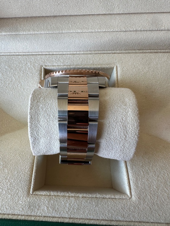 ロレックス GMTマスター 126711chnq（高級時計）の商品画像 - 査定依頼日：2025年6月5日 - 最高査定価格：2,850,000円