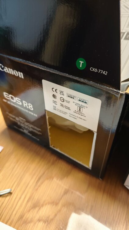 CANON EOS R8 レンズキット（カメラ）の商品画像 - 査定依頼日：2026年7月2日 - 最高査定価格：150,000円