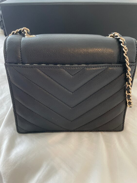 シャネルシェブロンvステッチショルダーバック（ブランドバッグ）の商品画像 - 査定依頼日：2024年12月22日 - 最高査定価格：200,000円