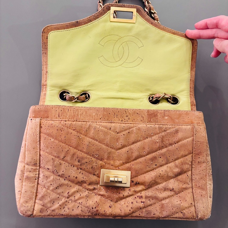 CHANEL 2.55 コルクレザー Vステッチ チェーンショルダー（ブランドバッグ）の商品画像 - 査定依頼日：2026年2月16日 - 最高査定価格：170,000円