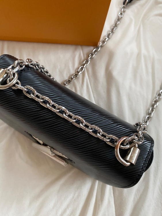 ヴィトン　ショルダーバッグ　ツイスト（ブランドバッグ）の商品画像 - 査定依頼日：2025年6月24日 - 最高査定価格：200,000円