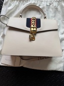 ハンドバッグ シルヴィ カーフレザー 431665 GUCCI 2wayショルダー アイボリー（ブランドバッグ）の商品画像 - 査定依頼日：2026年8月16日 - 最高査定価格：75,000円