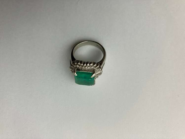 エメラルドの指輪（宝石）の商品画像 - 査定依頼日：2024年2月23日 - 最高査定価格：300,000円