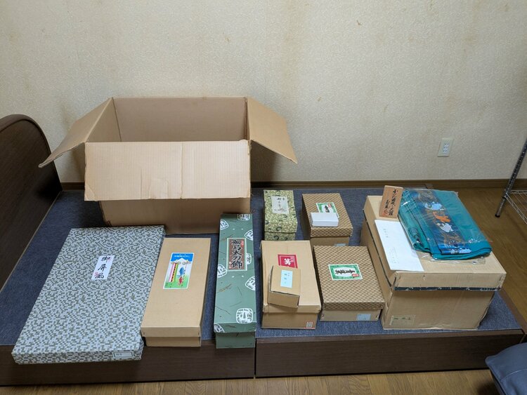 鎧兜　五月人形一式（ｓ４５～４６）　上原玉鳳 作　１２号室町・金小孔緋威之大鎧（美術品・骨董品）の商品画像 - 査定依頼日：2026年6月27日 - 最高査定価格：3,000円
