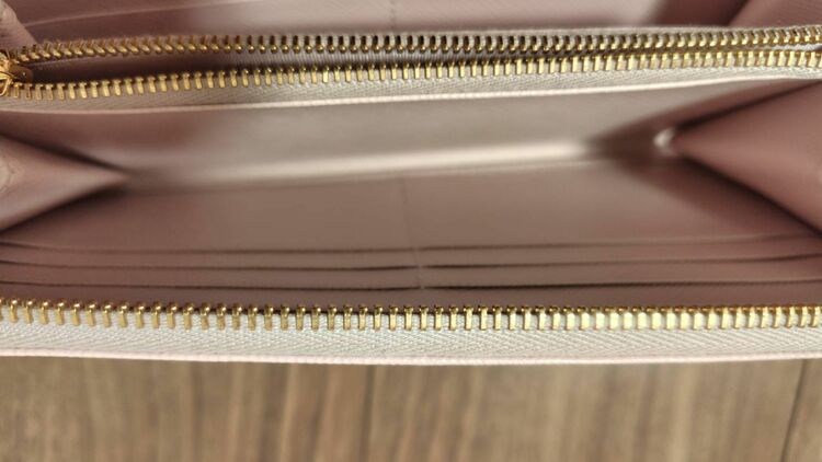 プラダ（ブランド財布・小物）の商品画像 - 査定依頼日：2025年8月29日 - 最高査定価格：10,000円