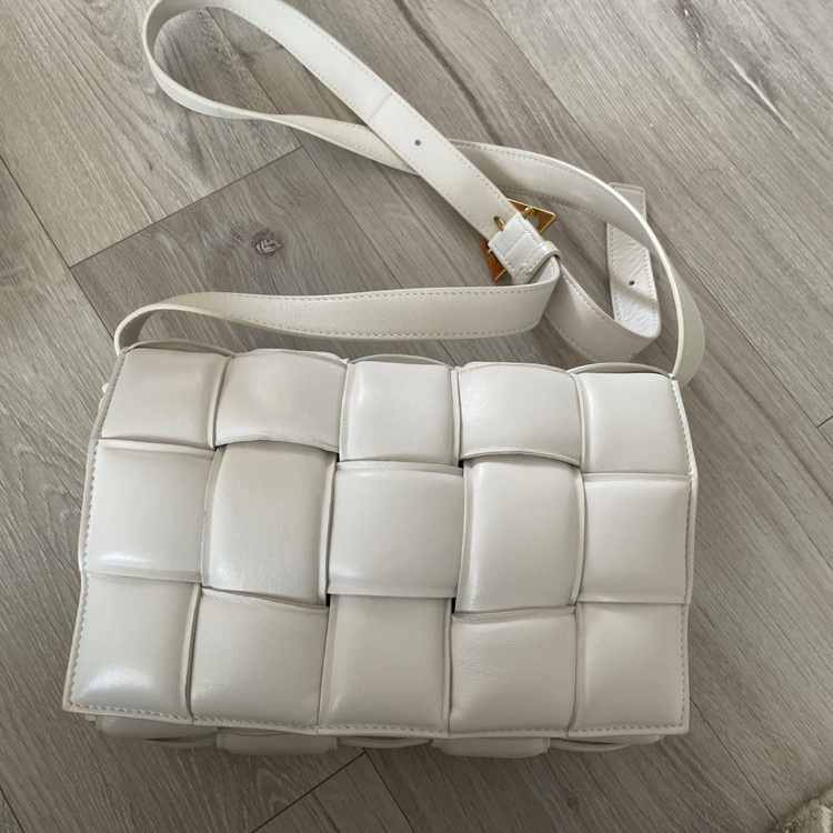 パデッドカセット（ブランドバッグ）の商品画像 - 査定依頼日：2025年8月21日 - 最高査定価格：130,000円