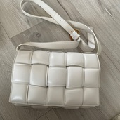 パデッドカセット（ブランドバッグ）の商品画像 - 査定依頼日：2025年8月21日 - 最高査定価格：130,000円