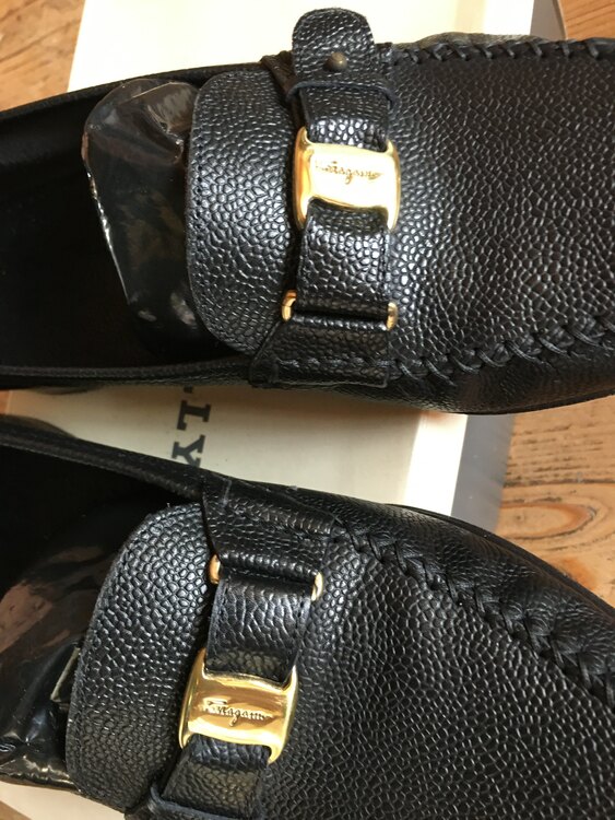 フェラガモメンズ革靴（古着・ファッション）の商品画像 - 査定依頼日：2024年12月1日 - 最高査定価格：999円