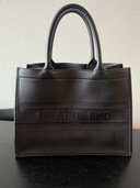 Dior Book Tote バッグ ミディアム カーフスキン（ブランドバッグ）の商品画像 - 査定依頼日：2026年2月16日 - 最高査定価格：200,000円