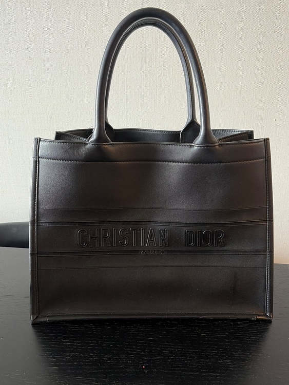 Dior Book Tote バッグ ミディアム カーフスキン（ブランドバッグ）の商品画像 - 査定依頼日：2026年2月16日 - 最高査定価格：200,000円