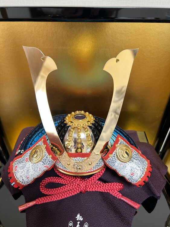 加藤鞆美作 1/3　源頼朝兜 作札あり（美術品・骨董品）の商品画像 - 査定依頼日：2026年4月7日 - 最高査定価格：3,000円