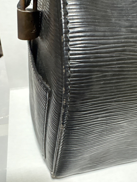 ルイヴィトン エピ （ブランドバッグ）の商品画像 - 査定依頼日：2025年11月19日 - 最高査定価格：30,000円