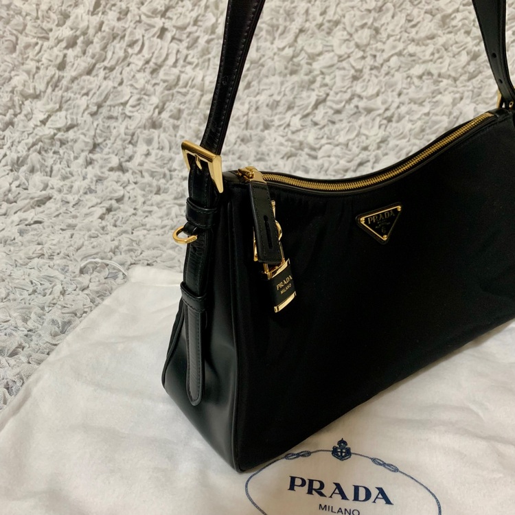 PRADA エメ パドロック付 ラージ Re-Nylon xレザー（ブランドバッグ）の商品画像 - 査定依頼日：2025年9月13日 - 最高査定価格：190,000円